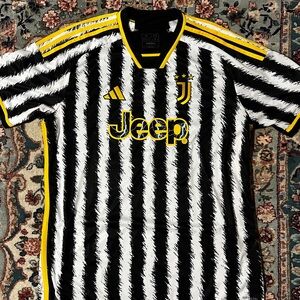 (2x) Juventus Adidas kits BONUCCI and DE LIGT LIKE NEW XL soccer jersey